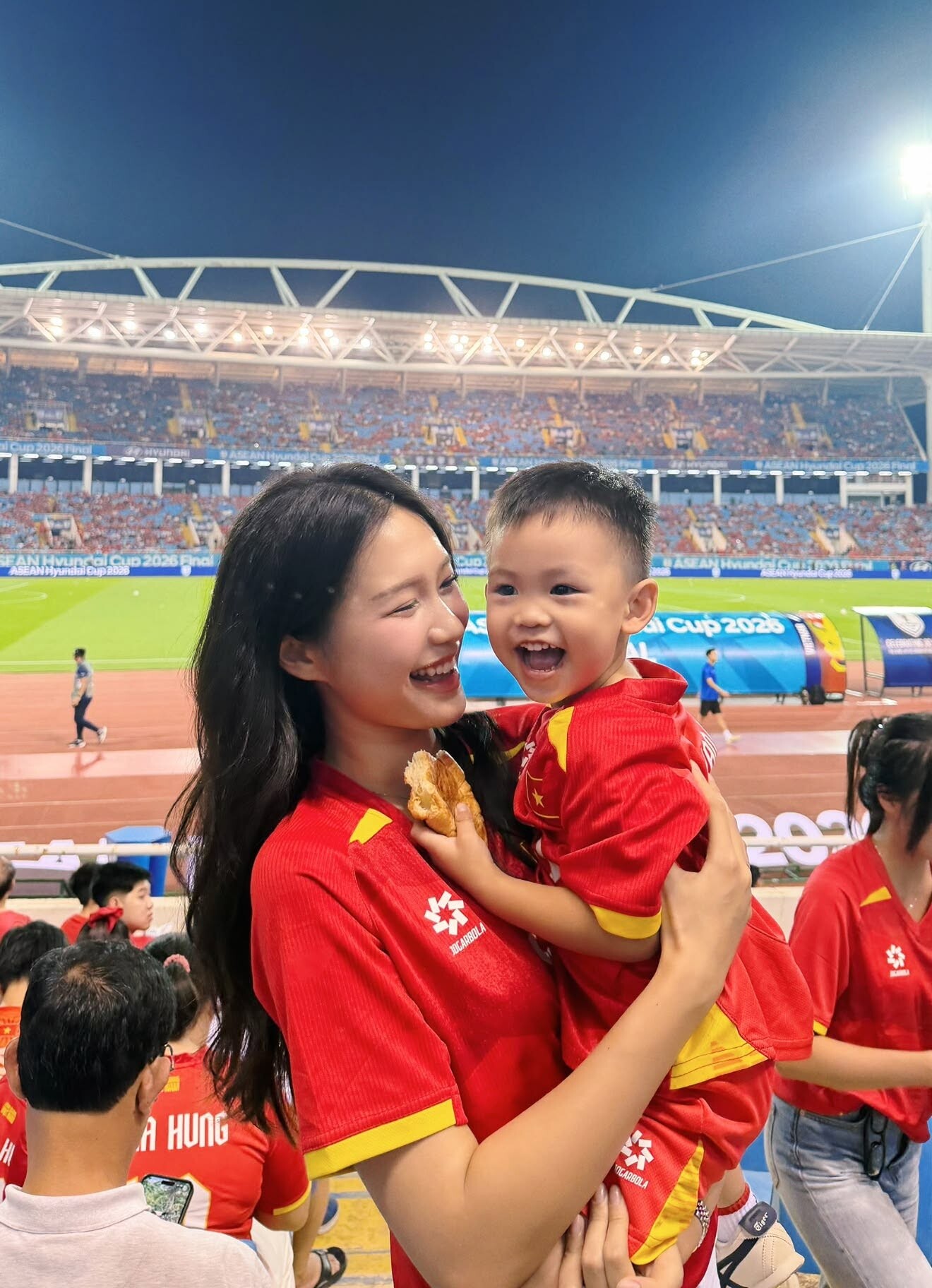 Diện mạo trái ngược của 2 nàng WAGs: Doãn Hải My và Chu Thanh Huyền - 4