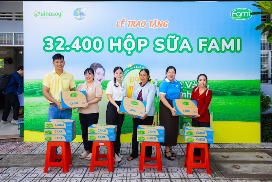 “Đậu nành thôi, mà Hạt vàng tự nhiên, giàu dưỡng chất lành”, thêm “giàu” chia sẻ và “giàu” yêu thương
