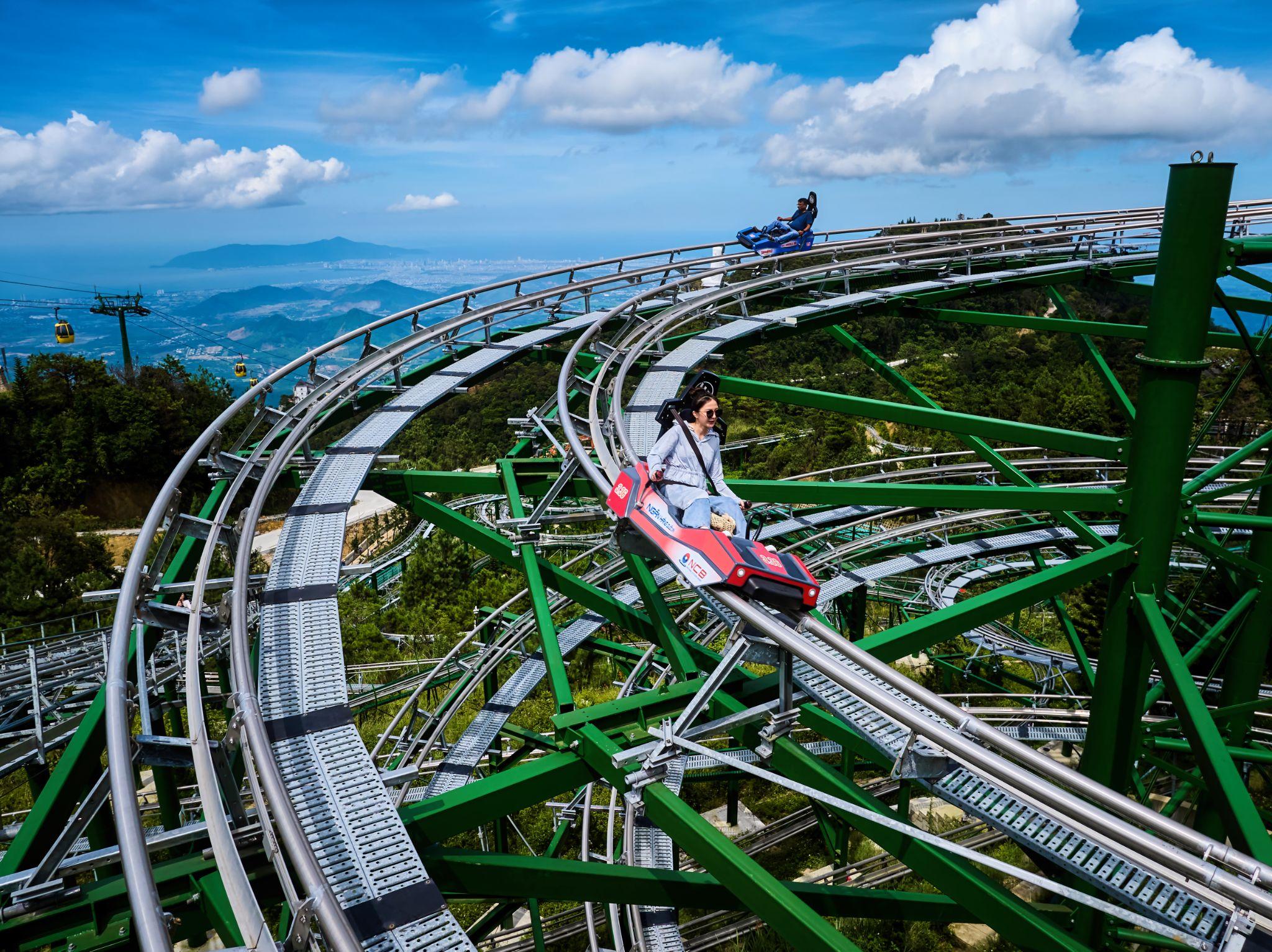 Máng trượt Alpine Coaster luôn là trò chơi thu hút giới trẻ bậc nhất tại Bà Nà
