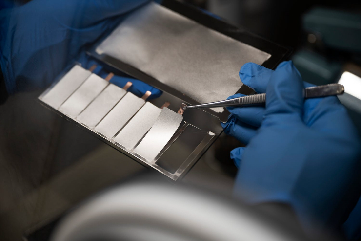 Hình ảnh trong một thí nghiệm về pin lithium kim loại.