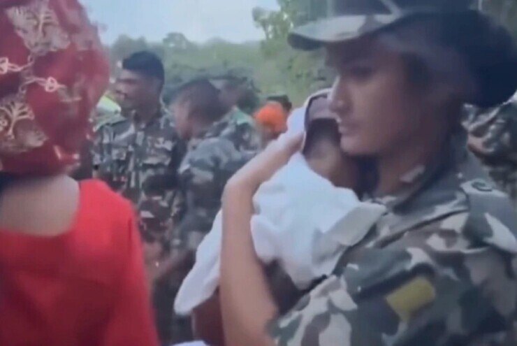 Nghẹn lòng khoảnh khắc nhân viên cứu hộ Nepal ru ngủ 2 em bé sinh đôi