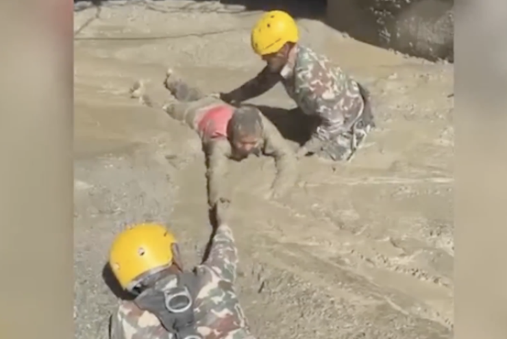 Video cứu nạn nhân khỏi đường hầm ngập bùn sau lũ quét kinh hoàng ở Nepal
