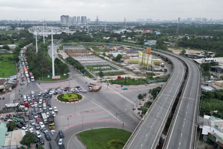 Ngày đầu nghỉ lễ, cửa ngõ phía Đông TP. HCM ùn ứ, xe nối dài lên cao tốc