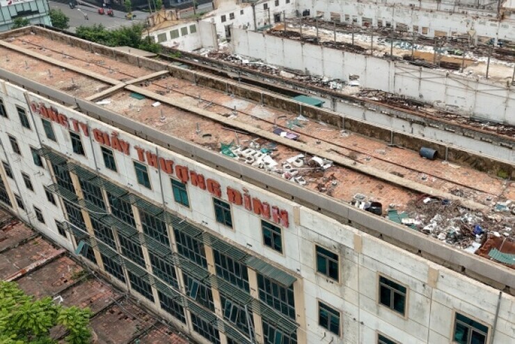 Cận cảnh tháo dỡ nhà máy Giầy Thượng Đình trên khu đất vàng Hà Nội