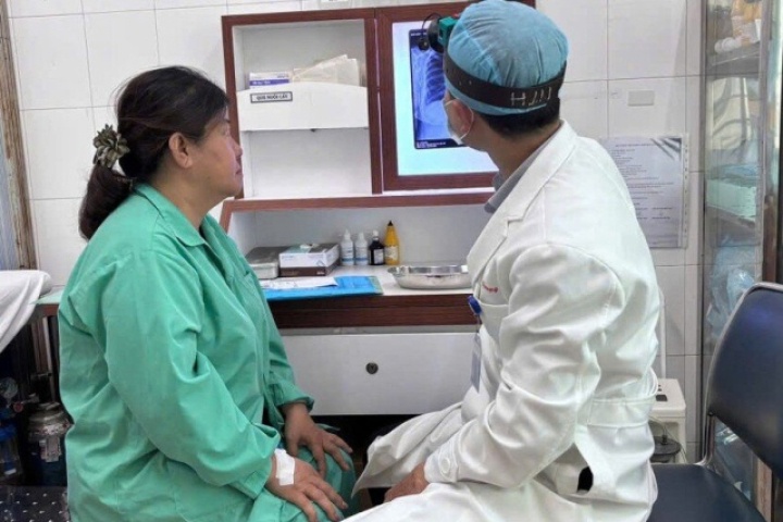 Ho sặc 30 phút sau bữa ăn, phát hiện xương cá hình chữ T mắc trong khí quản