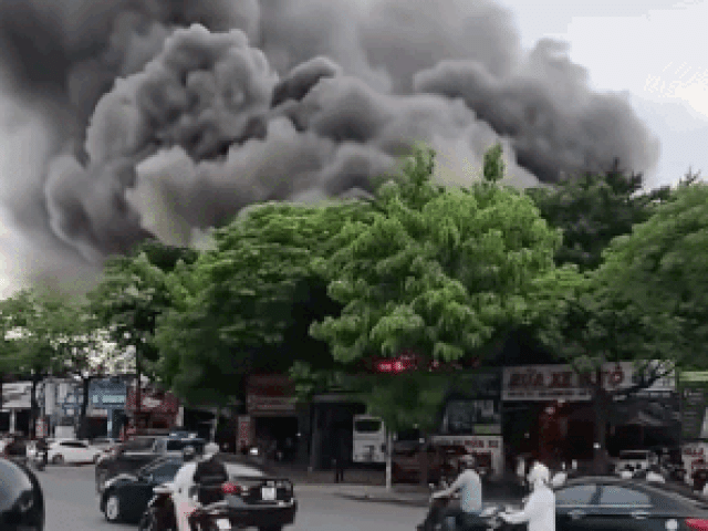 CLIP: Lửa cháy đỏ rực bên trong gara ô tô trên đường Lê Quang Đạo