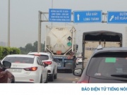 Dòng xe nối dài, nhích từng chút trên cao tốc TP.HCM - Long Thành - Dầu Giây