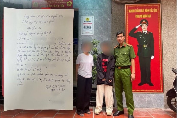 Bỏ nhà đi lúc 2h sáng, bé gái được chú Công an đưa về an toàn