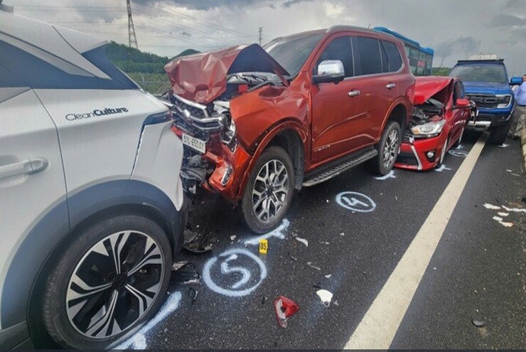 2 vụ tai nạn liên hoàn, 11 ô tô hư hỏng do lỗi duy trì khoảng cách trên cao tốc