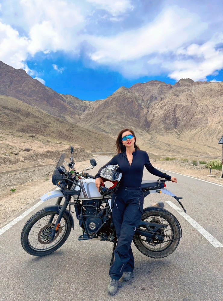 Jennifer Phạm 'phượt' bằng motor ở Ấn Độ - 6