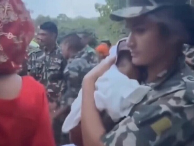 Nghẹn lòng khoảnh khắc nhân viên cứu hộ Nepal ru ngủ 2 em bé sinh đôi