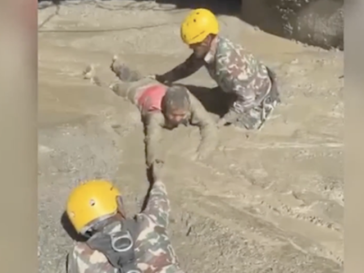 Video cứu nạn nhân khỏi đường hầm ngập bùn sau lũ quét kinh hoàng ở Nepal