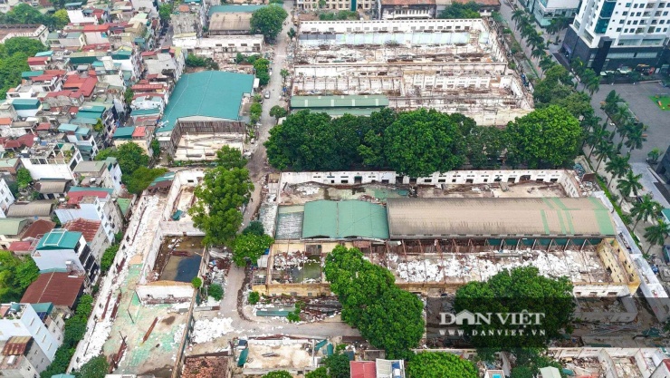 Hiện nay, theo ghi nhận của phóng viên Dân Việt,&nbsp;khu nhà máy Giầy Thượng Đình tại số 277 Nguyễn Trãi, phường Khương Đình, Hà Nội đang trong quá trình tháo dỡ một cách tốc độ.&nbsp;