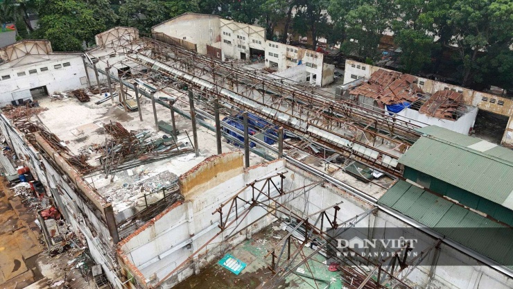 Tốc độ tháo dỡ rất nhanh, khẩn trương.