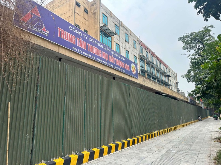 Trong đề xuất, khu căn hộ và thương mại dịch vụ chiếm phần lớn diện tích dự án. Các công trình được tính toán có chiều cao khoảng 25-40 tầng, kèm nhiều tầng hầm. Riêng khu trường học liên cấp dự kiến gồm các cấp 1, 2 và 3, với công trình cao khoảng 8-12 tầng và 2-3 tầng hầm. Khu văn phòng, thương mại dịch vụ cũng được đề xuất với quy mô cao tầng tương tự.