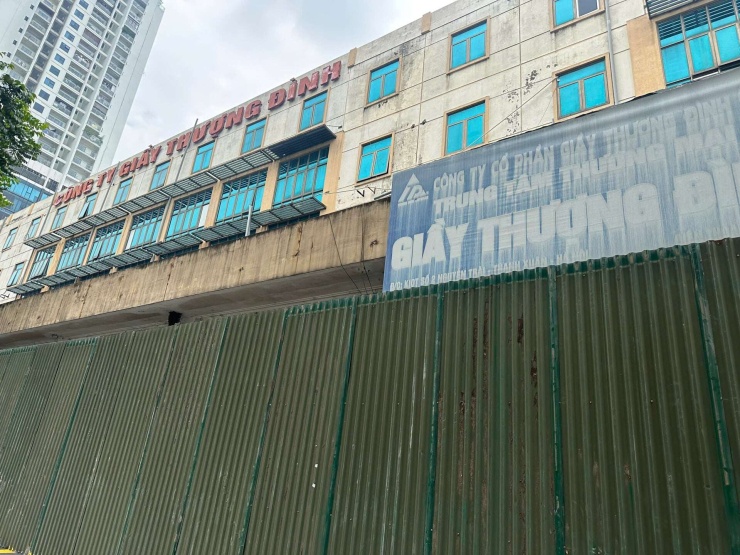 Trong đề xuất, khu căn hộ và thương mại dịch vụ chiếm phần lớn diện tích dự án. Các công trình được tính toán có chiều cao khoảng 25-40 tầng, kèm nhiều tầng hầm. Riêng khu trường học liên cấp dự kiến gồm các cấp 1, 2 và 3, với công trình cao khoảng 8-12 tầng và 2-3 tầng hầm. Khu văn phòng, thương mại dịch vụ cũng được đề xuất với quy mô cao tầng tương tự.