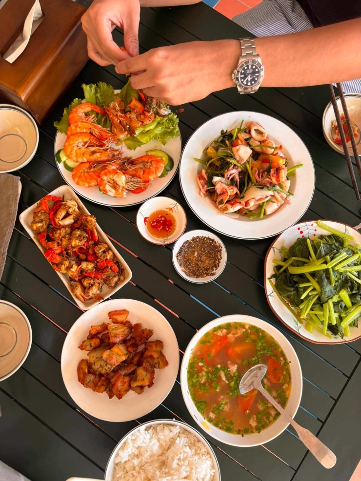 Những bữa cơm hải sản tươi ngon tại làng Lò. Ảnh: NVCC