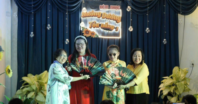 “Everybody Needs a Fan” – Ai cũng cần một cây quạt