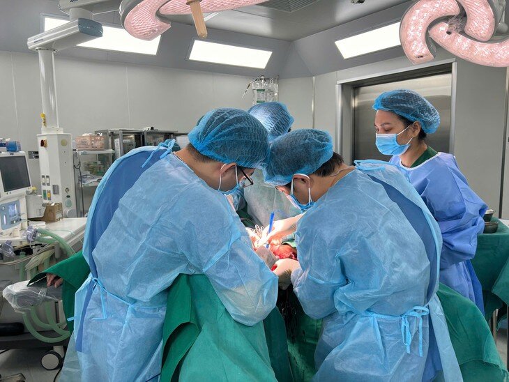 Ê kíp y bác sĩ tiến hành phẫu thuật cho bệnh nhân. Ảnh: BVCC