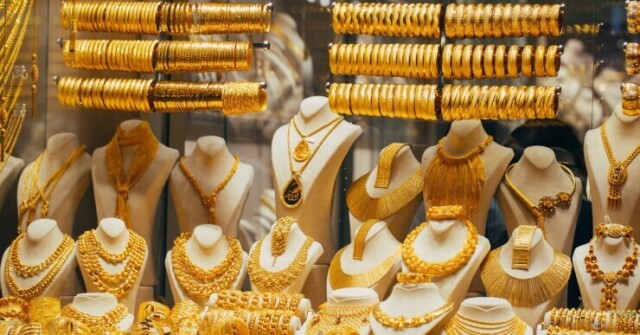 Giọng điệu cứng rắn của Chủ tịch Fed khiến giá vàng thế giới lao dốc