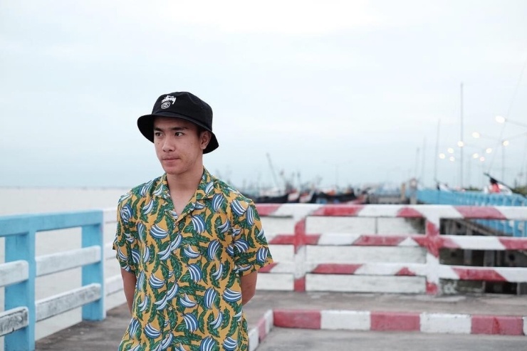 Theo Thairath , anh có một số mẫu sơ mi theo phong cách nhiệt đới với gam màu bắt mắt. Cầu thủ thường mặc chúng khi đi du lịch.