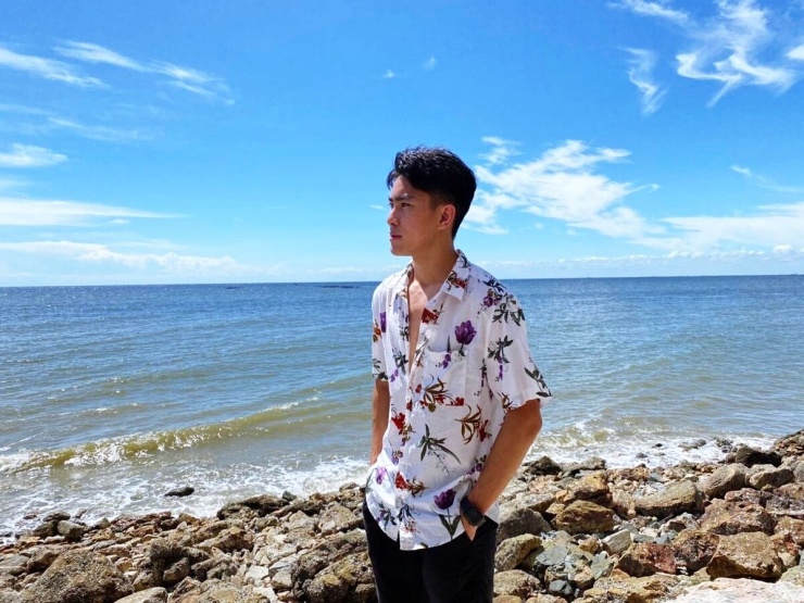 Theo Thairath , anh có một số mẫu sơ mi theo phong cách nhiệt đới với gam màu bắt mắt. Cầu thủ thường mặc chúng khi đi du lịch.