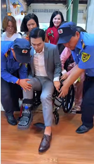 Ca sĩ Mạnh Quỳnh từ Mỹ về Việt Nam sau tai nạn, phải ngồi xe lăn. Ảnh: Chụp màn hình