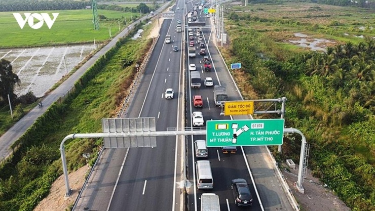 Dù chế tài đã rõ ràng, nhưng khi áp dụng vào thực tiễn trên các cao tốc, nhiều tài xế tỏ ra băn khoăn, đặc biệt trong những tình huống xe trước đi chậm, việc vừa giữ đúng khoảng cách vừa xử lý tình huống thực tế đôi khi không đơn giản. 