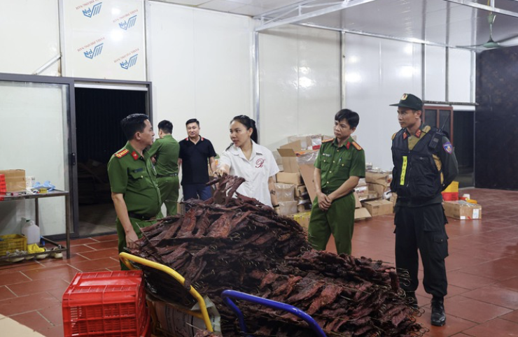 Thịt trâu Ấn Độ được "hô biến" thành thịt trâu gác bếp đặc sản vùng cao. Ảnh: CA tỉnh Phú Thọ