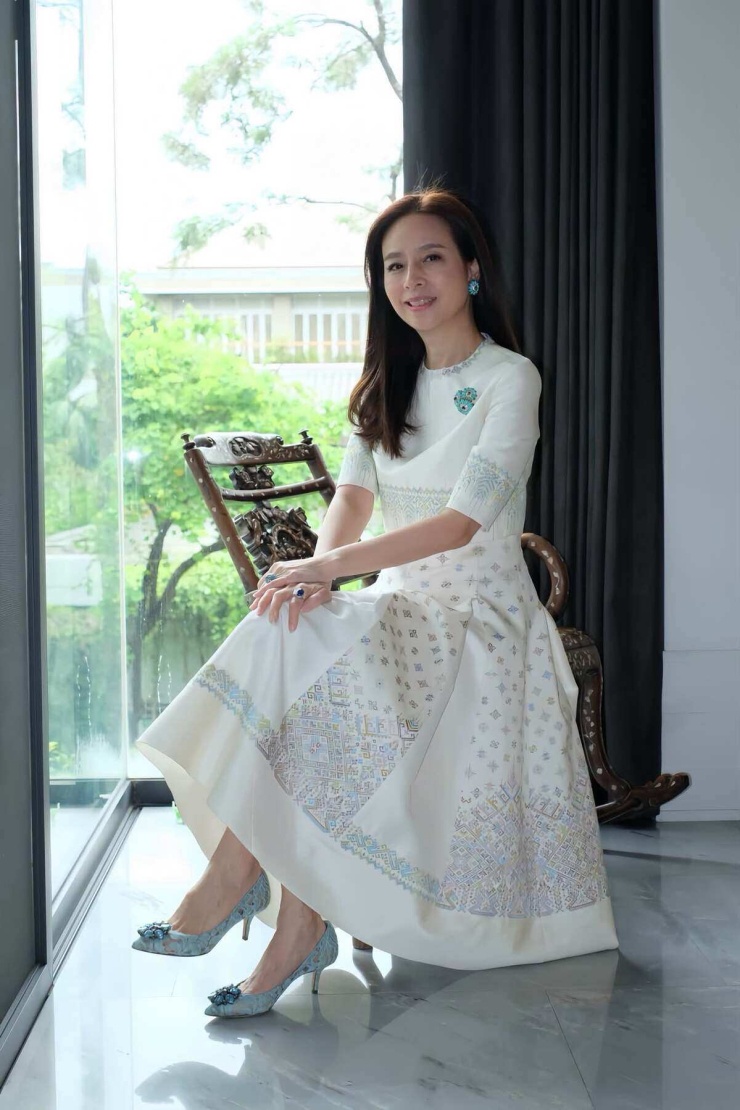 Madam Pang gây sốt với nhan sắc - 2