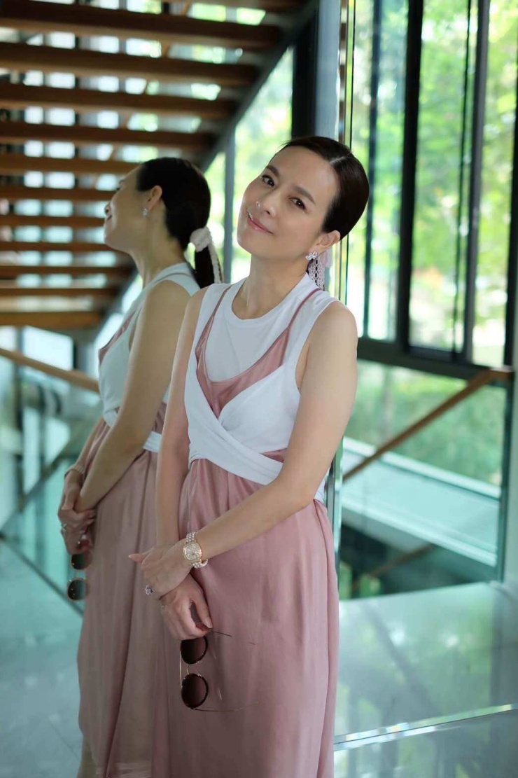 Madam Pang gây sốt với nhan sắc - 4