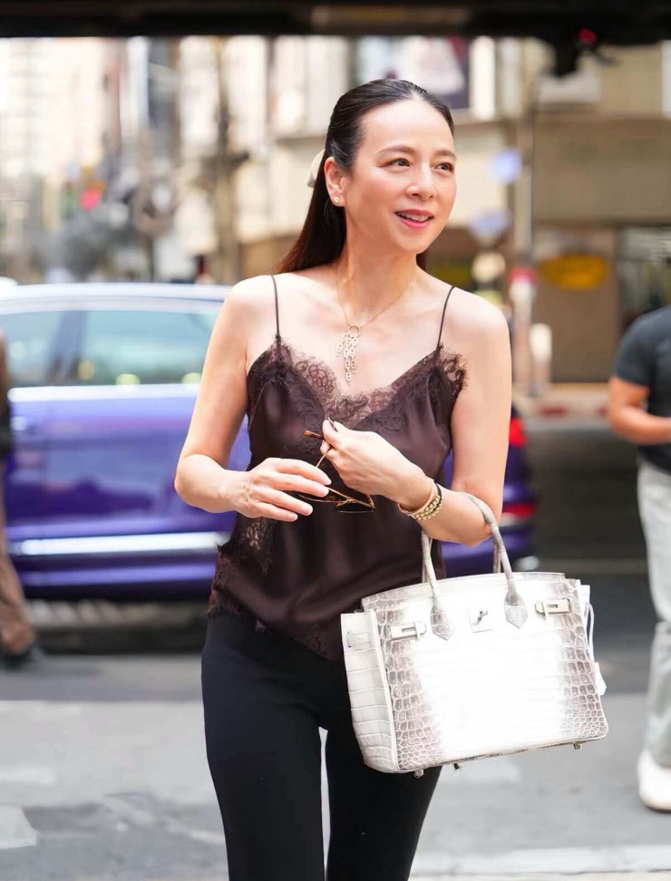 Madam Pang gây sốt với nhan sắc - 9