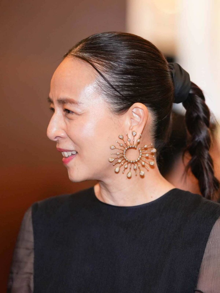 Madam Pang thường xuyên sử dụng nơ trên tóc hoặc trên trang phục - một trong những bí quyết giúp bà "ăn gian" tuổi hiệu quả. Theo SCMP , nữ chủ tịch là người có gu chơi trang sức. Khác với nhiều doanh nhân thành đạt, tiểu thư tài phiệt thường sử dụng các bộ trang sức có kiểu dáng cổ điển, nhỏ nhắn, bà sưu tầm mẫu mã đa dạng, trong đó có nhiều thiết kế phá cách, bản lớn. Tạp chí Elle cho rằng cách dùng trang sức này vừa thể hiện cá tính, vừa giúp người sử dụng trông trẻ hơn.