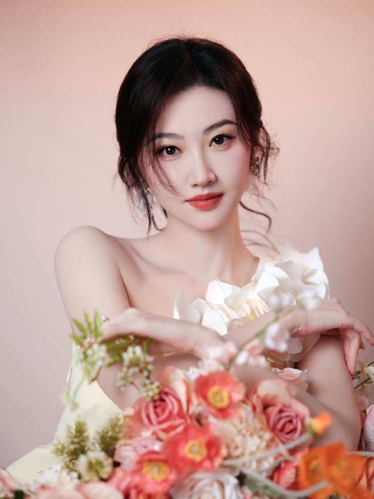 Nữ diễn viên sinh năm 1988 được khen trẻ trung, tươi tắn như thiếu nữ dù sắp bước sang tuổi tứ tuần. Ảnh: Weibo