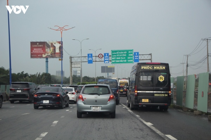 Những dòng xe nối dài trên cao tốc Long Thành - Dầu Giây cũng phần nào phản ánh nhu cầu đi lại, du lịch tăng mạnh của người dân trong kỳ nghỉ Quốc khánh năm nay.