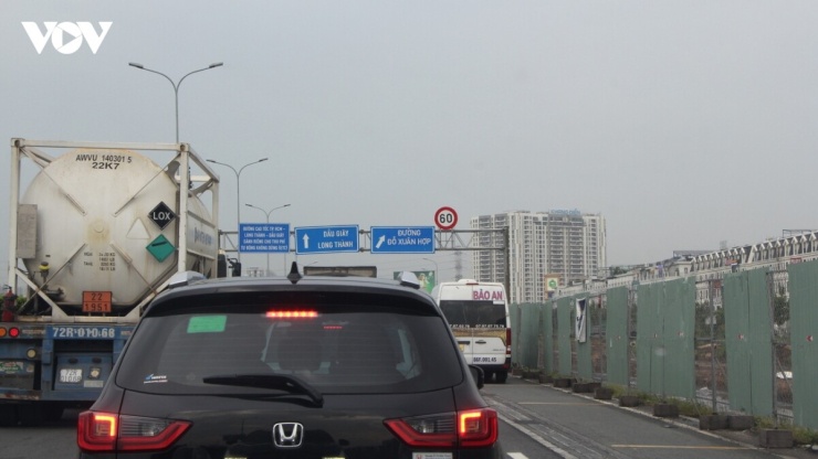 Kỳ nghỉ lễ mới bắt đầu, nhưng với nhiều người, hành trình rời TP.HCM đã trở thành một cuộc “vượt ải” ùn tắc.