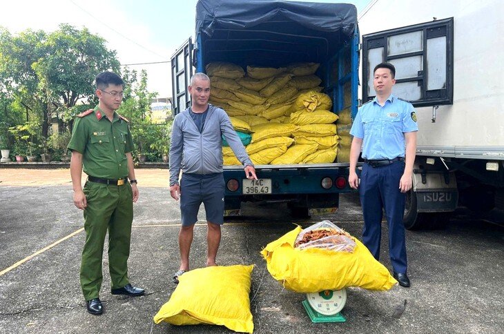 Hơn 1.760kg chân gà đã qua chế biến, không có giấy tờ chứng minh nguồn gốc, xuất xứ được đựng trong 80 bao tải dứa. Ảnh: Cơ quan Công an.
