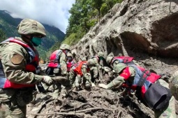 Đội cứu hộ Trung Quốc bàng hoàng khi tới vùng lũ quét trên Himalaya