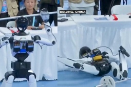 Vận động viên cử tạ robot bất ngờ mất kiểm soát, lao thẳng về phía bàn trọng tài
