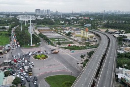 Ngày đầu nghỉ lễ, cửa ngõ phía Đông TP. HCM ùn ứ, xe nối dài lên cao tốc