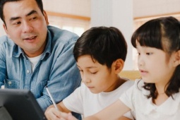 Thay vì giằng điện thoại khỏi tay con, cha mẹ EQ cao làm 3 việc