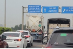 Dòng xe nối dài, nhích từng chút trên cao tốc TP.HCM - Long Thành - Dầu Giây