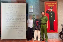 Bỏ nhà đi lúc 2h sáng, bé gái được chú Công an đưa về an toàn