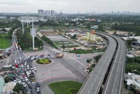Ngày đầu nghỉ lễ, cửa ngõ phía Đông TP. HCM ùn ứ, xe nối dài lên cao tốc