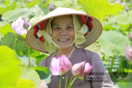 Nghệ nhân đầu tiên dệt thành công lụa tơ sen ở Việt Nam, giá bán đắt như vàng