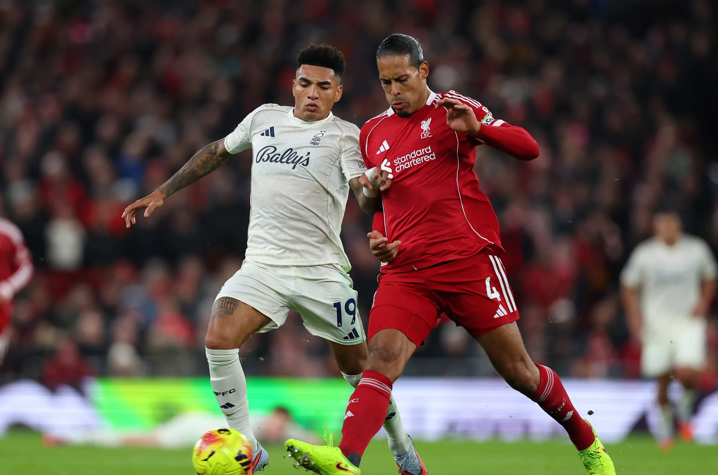 Liverpool (áo đỏ) được đánh giá cao hơn Nottingham Forest