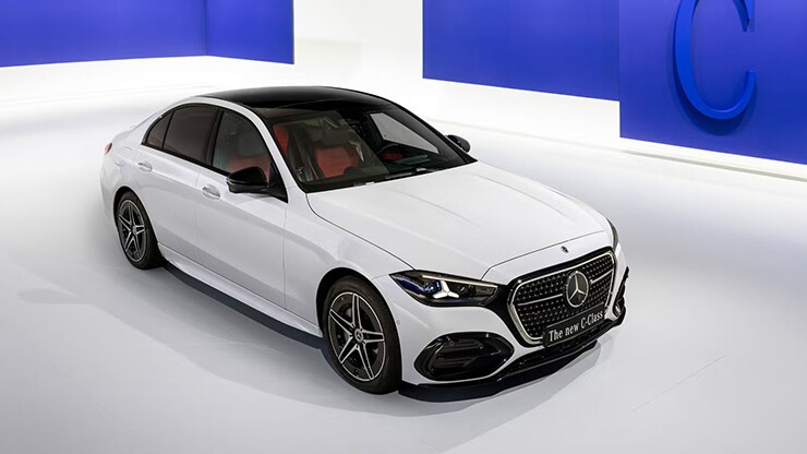Mercedes-Benz vừa giới thiệu phiên bản nâng cấp của C-Class, tiếp tục duy trì dòng sedan sử dụng động cơ đốt trong song song với C-Class thuần điện vừa được hãng trình làng. Bản nâng cấp tập trung vào thiết kế ngoại thất, công nghệ trong cabin và khả năng hỗ trợ điện hóa của hệ truyền động.
