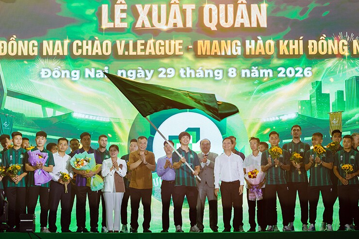 Công Phượng và đồng đội trong lễ xuất quân của CLB Đồng Nai.