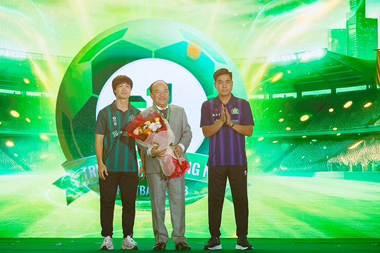 Chủ tịch Phạm Hương Sơn (giữa) tuyên bố CLB Trường Tươi Đồng Nai sẽ đổi tên thành CLB bóng đá Thành phố Đồng Nai kể từ mùa giải 2026/27.