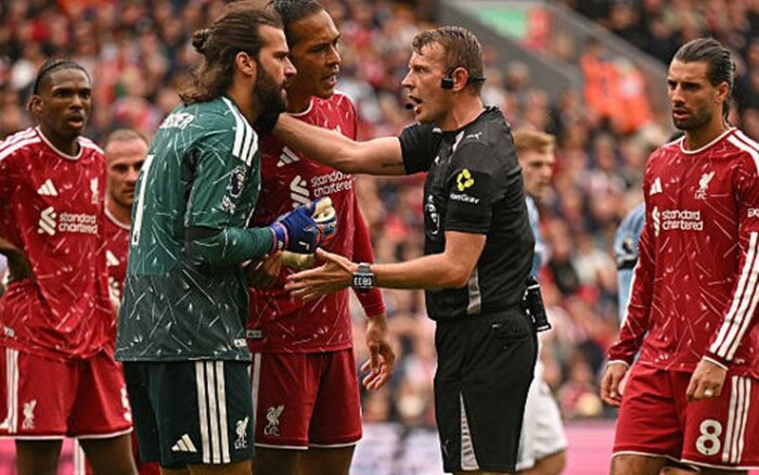 Tranh cãi penalty trận Liverpool: Không thay được người vì lý do " lãng xẹt " , nghi vấn ném biên sai luật
